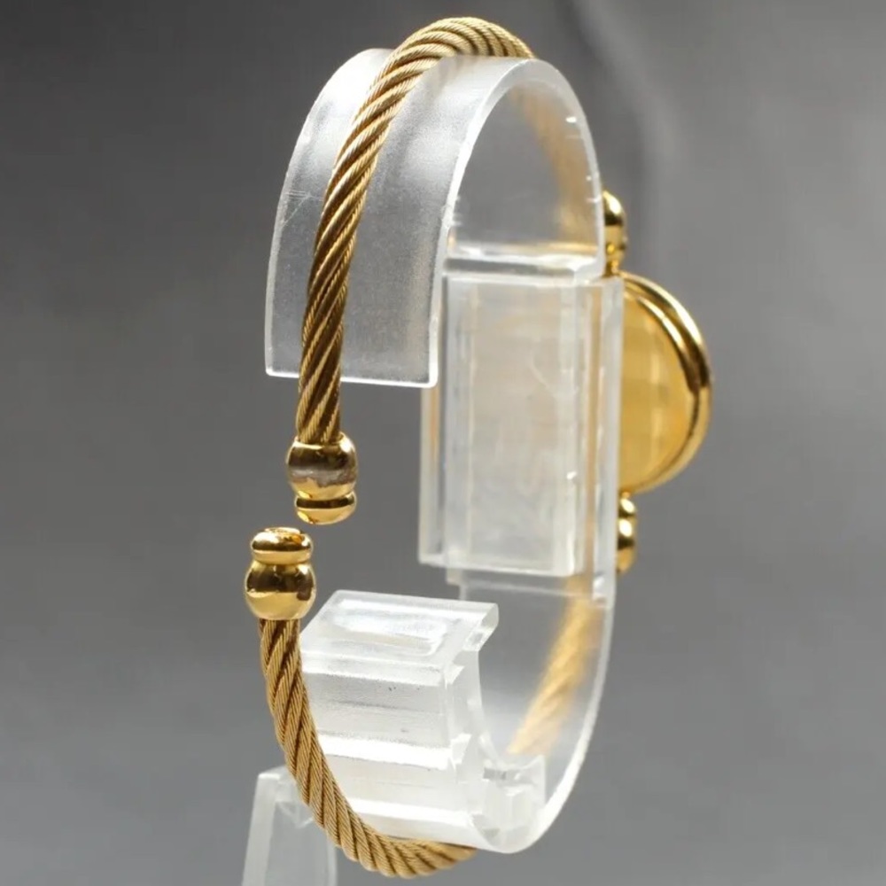 Gorgeous Gucci Pearl and Gold Watch - Picture 3 of 9